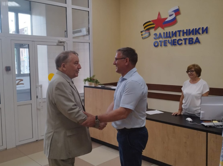 «Сопереживание не менее важно, чем оперативность»: сенатор РФ Александр Карлин ознакомился с работой фонда «Защитники Отечества» в Алтайском крае. «Сопереживание не менее важно, чем оперативность»: сенатор РФ Александр Карлин ознакомился с работой фонда «Защитники Отечества» в Алтайском крае.